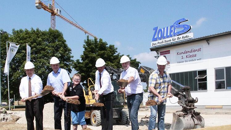 An die Schaufeln, fertig, los (von links): Oberbürgermeister Franz Stumpf, Helmut Zolleis mit Sohn Noah, Geschäftspartner Klaus Biemann, Architekt Georg Klemm und Bauunternehmer Reinhard Hippacher. Foto: Josef Hofbauer