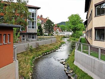 Sicher eingefasst und doch naturnah: Die Mauern zu beiden Seite der Lauter schützen die Innenstadt bei Hochwasser. Dem zweiten Bauabschnitt zwischen Heilig-Kreuz-Schule (hinten, links) und Raststraße folgen noch zwei weitere. Foto: Ulrike Nauer