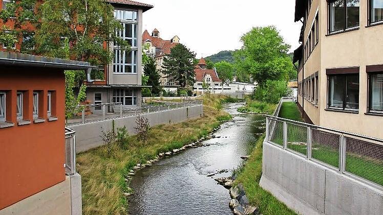 Sicher eingefasst und doch naturnah: Die Mauern zu beiden Seite der Lauter schützen die Innenstadt bei Hochwasser. Dem zweiten Bauabschnitt zwischen Heilig-Kreuz-Schule (hinten, links) und Raststraße folgen noch zwei weitere. Foto: Ulrike Nauer