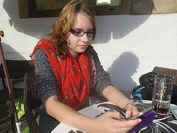 Michelle Janisch hat Erinnerungsfotos an die Zugbegleitung auf ihrem Handy. Die Erlebnisse hat sie in ihrem Kopf.  Foto: Michael Busch