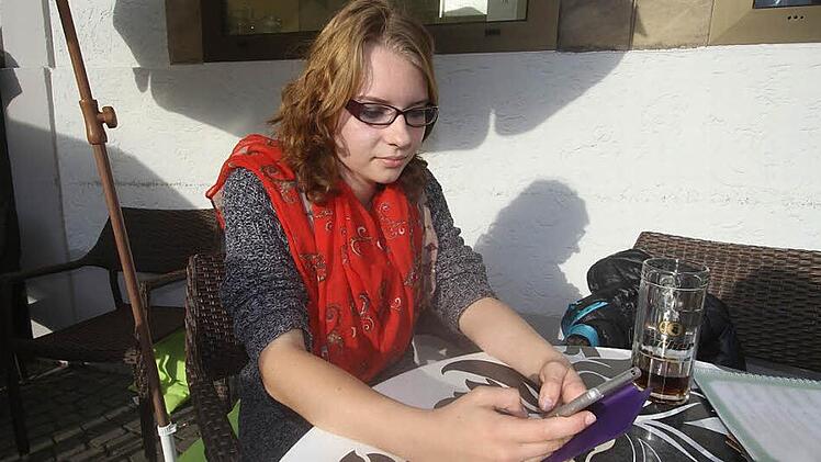 Michelle Janisch hat Erinnerungsfotos an die Zugbegleitung auf ihrem Handy. Die Erlebnisse hat sie in ihrem Kopf.  Foto: Michael Busch