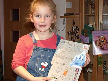 Lena Deuerling aus Steinwiesen kann es kaum erwarten, bis Weihnachten ist. Foto: Susanne Deuerling