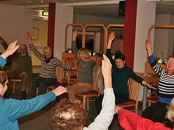 Koordination zwischen Händen und Füßen ist Teil des Ganzkörpertrainings beim Kneipp-Verein, rechts Kursleiterin Petra von Schoen. Foto: Werner Vogel