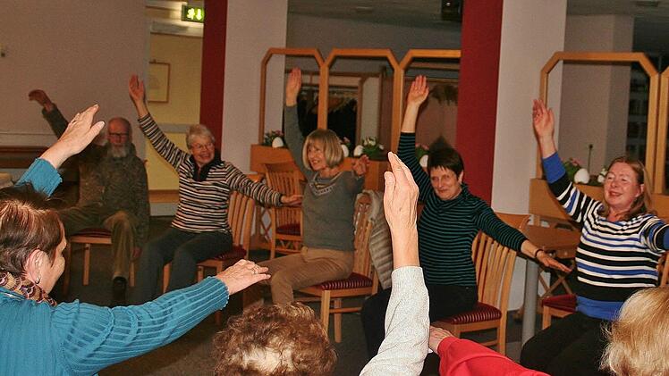 Koordination zwischen Händen und Füßen ist Teil des Ganzkörpertrainings beim Kneipp-Verein, rechts Kursleiterin Petra von Schoen. Foto: Werner Vogel