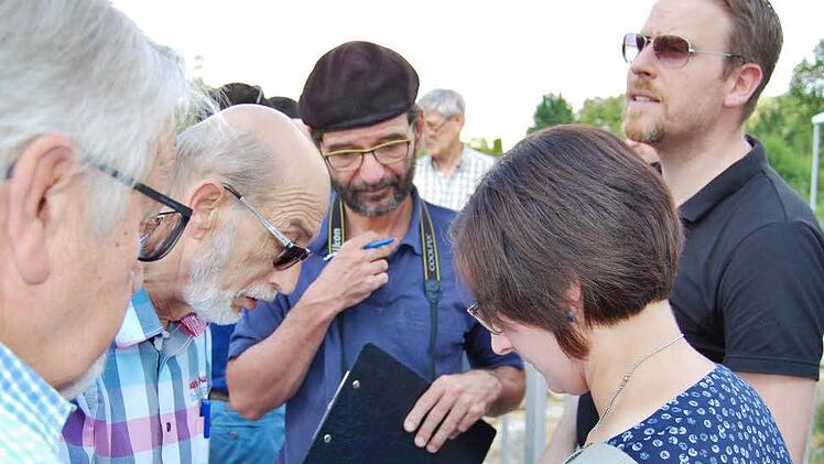 Stadtplaner Gunter Schramm (Mitte) vom Büro Planwerk (Nürnberg) im Gespräch mit Garitzer Bürgern.  Foto: Sigismund von Dobschütz