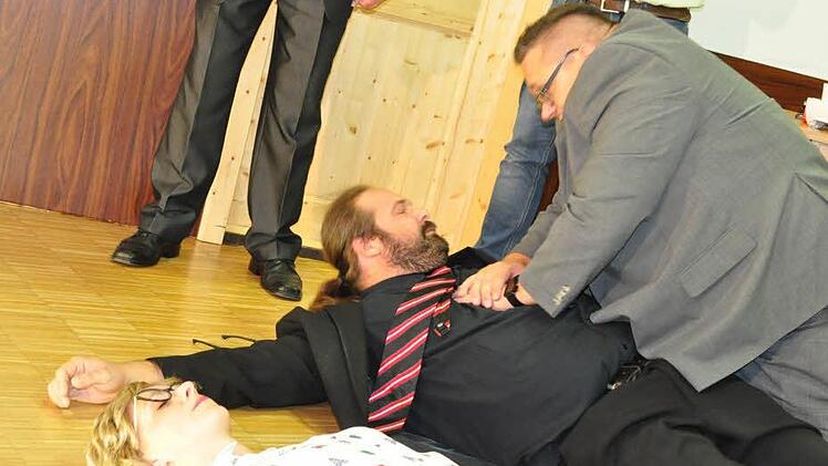 "Sataniscfhe" Wiederbelebungsversuche: Teufelchen (Christian Kempf, rechts) versucht seinen Chef (Thorsten Hufnagel) wider fit zu machen. Silvana Rössler liegt regungslos daneben.