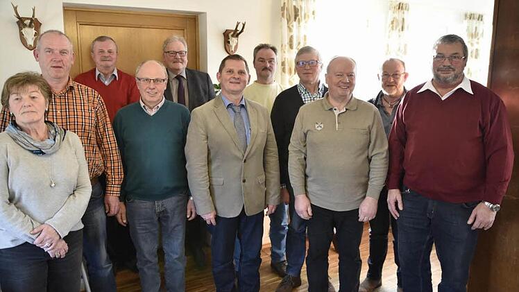 Sie lenken die Geschicke der Schlossberggemeinde Königsberg für weitere zwei Jahre-von links: Gemeinderätin Inge Schneider, Gemeinderat Herbert Sinner, "Säckelwart" Gerd Kost, Gemeindeschreiber Walter Schneider, Bürgermeister Claus Bittenbrünn, Burgvogt Eddi Klug, Gemeinderat Udo Grieser, Gemeinderat Erich Schulz, Gemeinderat Ewald Fischer, Gemeinderat Gerold Sturm, Zweiter Burgvogt Heinz-Dieter Schmidt