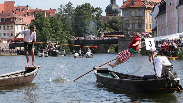 Immer einer der H&ouml;hepunkte der Sandkerwa in Bamberg: Das Fischerstechen der Unteren Schiffer- und Fischerzunft auf der Regnitz zog in den letzten 65 Jahren Tausende Zuschauer an. Die Zunft will jedoch nur bei einer Veranstaltung des B&uuml;rgervereins Sand aktiv sein. Foto: RiegerPress/Archiv
