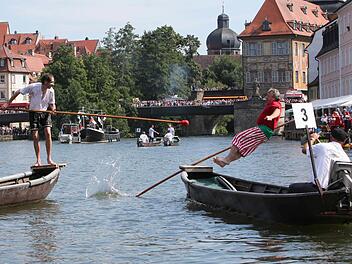 Immer einer der Höhepunkte der Sandkerwa in Bamberg: Das Fischerstechen der Unteren Schiffer- und Fischerzunft auf der Regnitz zog in den letzten 65 Jahren Tausende Zuschauer an. Die Zunft will jedoch nur bei einer Veranstaltung des Bürgervereins Sand aktiv sein. Foto: RiegerPress/Archiv