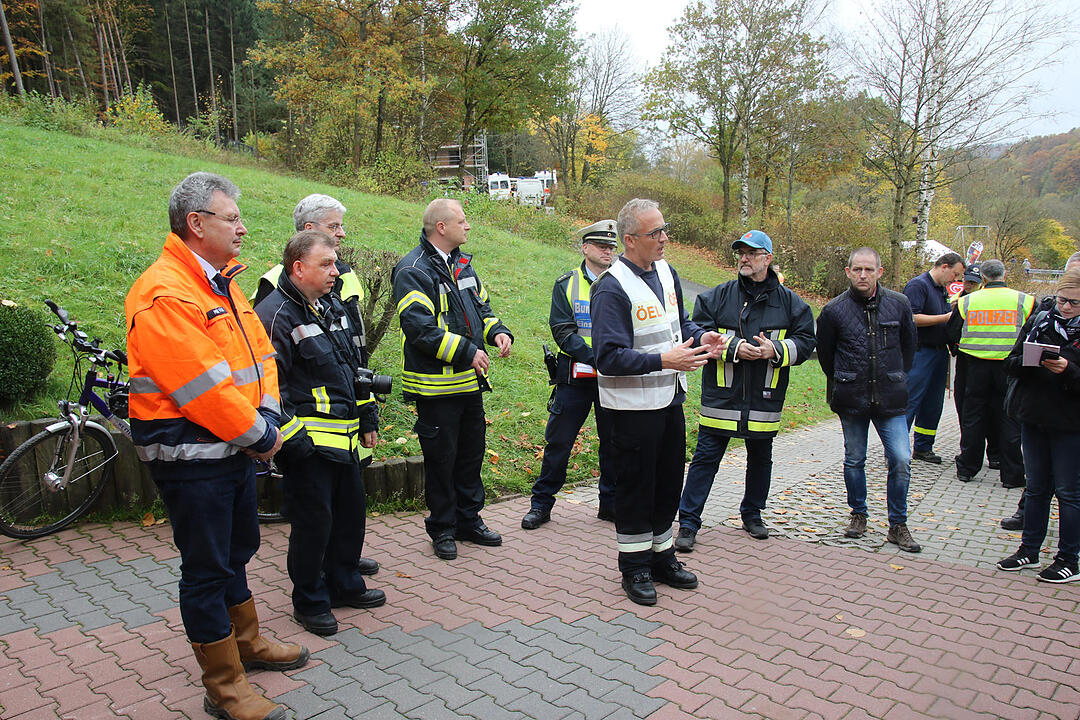 Coburg: Üben für den Ernstfall – Rettungskräfte und Statisten stellen ICE-Katastrophe nach