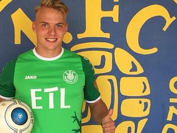 Lukas Wenzel vor dem Vereinswappen von Lok Leipzig.privat