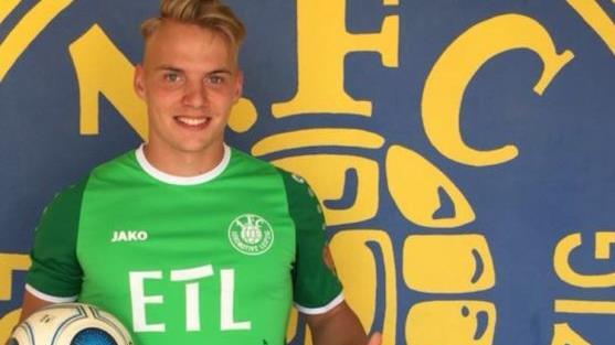 Lukas Wenzel vor dem Vereinswappen von Lok Leipzig.privat