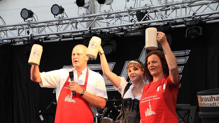 Bürgermeister Gerald Brehm beim Anstich.