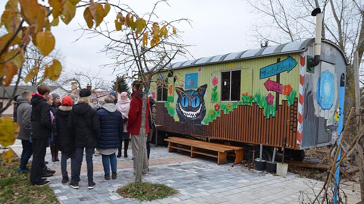 Im Garten vor dem Bauwagen wurde die Besuchergruppe aus Russland von den Schülern empfangen und über die Arbeit im Erdkinderplan informiert. Foto: Bernhard Panzer
