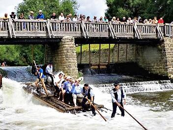 Eine Attraktion ist am Sonntag das Kirchweihflößen ab Angerwehr bis zur Rodachbrücke.  Foto: Gerd Fleischmann