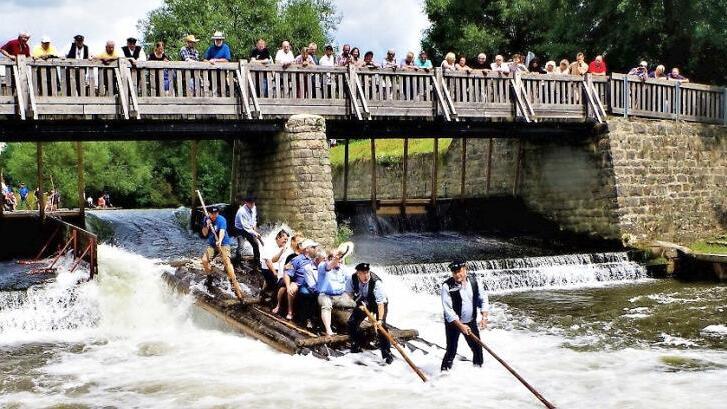 Eine Attraktion ist am Sonntag das Kirchweihflößen ab Angerwehr bis zur Rodachbrücke.  Foto: Gerd Fleischmann