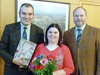 Vorstellung der neuen VHS-Außenstellenleiterin Katja Mohr durch Rainer Maier (links) und Bernd Reisenweber (rechts)  Foto: Lothar Weidner