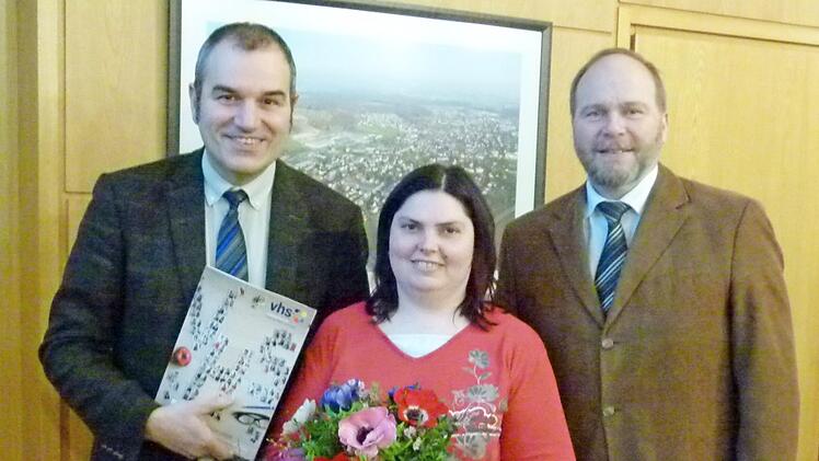 Vorstellung der neuen VHS-Außenstellenleiterin Katja Mohr durch Rainer Maier (links) und Bernd Reisenweber (rechts)  Foto: Lothar Weidner