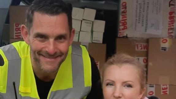 Dirk Stumpe und Larisa Kisliak waren mit zwei Mitstreitern des Vereins "Bad Brückenau hilft!" auf einer turbulenten Hilfsfahrt Richtung Ukraine unterwegs. Foto: Selfie Kisliak