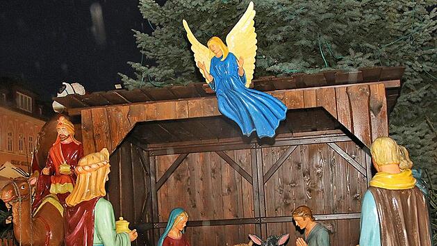 Krippen und weihnachtliche Figuren schm&uuml;cken den Markt.