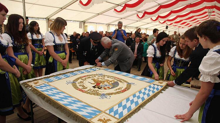 Bei der Wiederweihe der Fahne