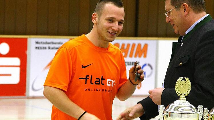 Kleiner Trost für Kevin Kramarczyk (ATS): Er hat den entscheidenden Siebenmeter versemmelt, bekommt von OB Henry Schramm aber den Torjägerpokal (sechs Treffer).