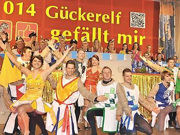 Ein Blickfang: Das Männerballett als Ritter der Kokosnuss erhielt attraktive weibliche Unterstützung. Fotos: Daniel Wiener