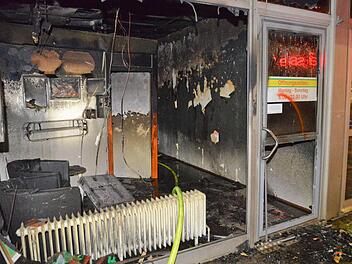 Blick in das am 8. Dezember 2013 ausgebrannte Sonnenstudio am Babenbergerring. Der damalige Betreiber und sein Neffe stehen wegen besonders schwerer Brandstiftung vor Gericht. Foto: Ronald Riklef/Archiv