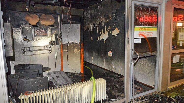 Blick in das am 8. Dezember 2013 ausgebrannte Sonnenstudio am Babenbergerring. Der damalige Betreiber und sein Neffe stehen wegen besonders schwerer Brandstiftung vor Gericht. Foto: Ronald Riklef/Archiv