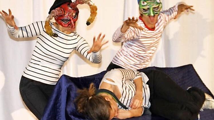 Im Schlaf wird Sabrina von Alpträumen geplagt. Foto: Gerda Völk