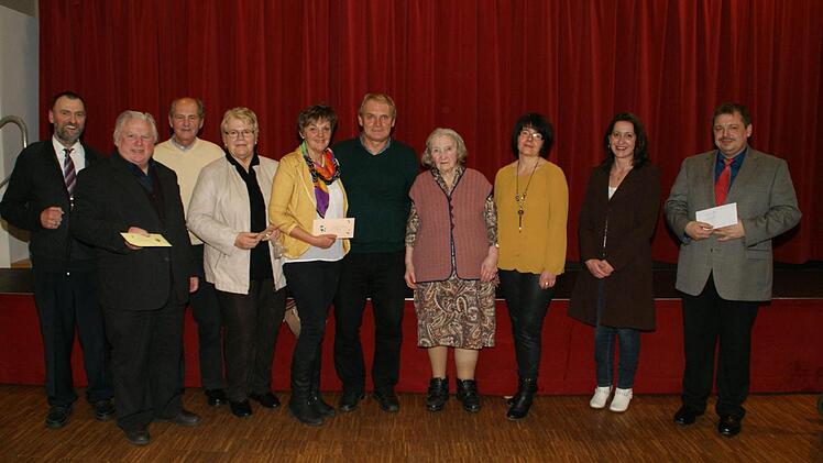 Beim Neujahrsempfang der Pfarrgemeinde Limbach, von links: Stadtrat Aloysius Böhnlein, Pfarrer Ottmar Pottler, die Ehepaare Herbert und Julitta Krines sowie Hans-Peter und Erika Schmitt, die die Adventsfenster ausrichteten, Pfarrhaushälterin Erika Müller, Pfarrgemeinderatsvorsitzende Sigrid Schuhmann, Stadträtin und Gemeindereferentin Isabella Friedrich und Stadtrat und Kirchenpfleger Thomas Pflaum. Foto: Sabine Weinbeer