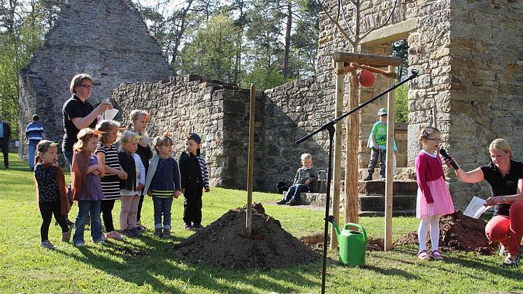 Kinder des Reichenbacher Kindergartens sangen das Lied "in der kleinen Walnuss" und führten den Tanz" und die kleine Walnuss" auf. Auch wenn sie ein wenig aufgeregt waren, machten sie ihre Sache sehr gut und wir kamen sehr viel Beifall. Foto: Dieter Britz