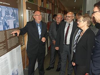 Joachim Ziller (von links) führt Thomas Leiner (3. Bürgermeister Bad Kissingen), Oerlenbachs Bürgermeister Franz Kuhn, MdB Sabine Dittmar und Bundespolizeichef Thomas Lehmann durch die Ausstellung über den Widerstandskämpfer Georg Elser.  Foto: Stefan Geiger