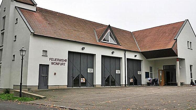 Das Feuerwehrgerätehaus in Wonfurt, in dem derzeit Asylbewerber untergebracht sind, wird künftig auch gegen Leitungswasser-, Sturm- und Hagelschäden versichert werden. Die Asylbewerber in der Turnhalle unterzubringen, wie es auch schon in der Bürgerschaft gefordert wurde, hält nicht nur der Bürgermeister für menschenunwürdig, wie in der Gemeinderatssitzung deutlich wurde. Nach wie vor wichtig sind ehrenamtliche Helfer. Gesucht werden auch private Unterkünfte für die Flüchtlinge. Foto: Ulrike ...
