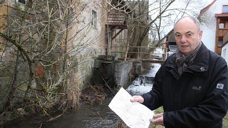 Norbert Drechsler hat am Schreibtisch einen Plan ausgearbeitet, wo die Köderboxen aufgestellt werden.