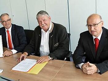 Mit ihrer Unterschrift riefen sie die "Stiftung unser Redwitz" ins Leben: von rechts Stephan Franke von der Sparkasse, Bürgermeister Christian Mrosek und stellvertretender Vorsitzender der Sparkasse, Roland Vogel, mit der Gründungsurkunde. Foto: Thomas Micheel