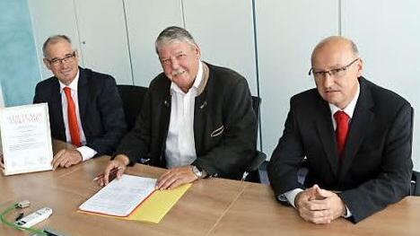 Mit ihrer Unterschrift riefen sie die "Stiftung unser Redwitz" ins Leben: von rechts Stephan Franke von der Sparkasse, Bürgermeister Christian Mrosek und stellvertretender Vorsitzender der Sparkasse, Roland Vogel, mit der Gründungsurkunde. Foto: Thomas Micheel