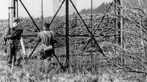 Eines der Grenztore im Bereich des Heldburger Zipfels, an der Straße zwischen zwischen Ermershausen und Schweickershausen, über das Sven M. kletterte.  FT-Archivfoto: Gerhard Schmidt