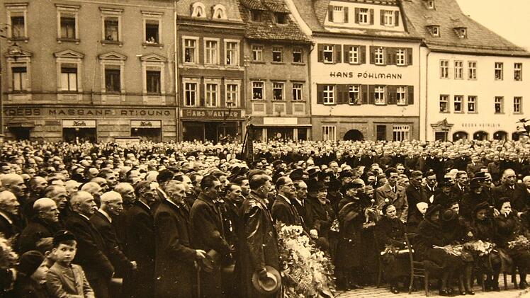 Tausende Kulmbacher versammelten sich nach dem Tod Georg Hagens im November 1958 auf dem Marktplatz und reihten sich danach in den Trauerzug ein. Foto: Stadtarchiv Kulmbach