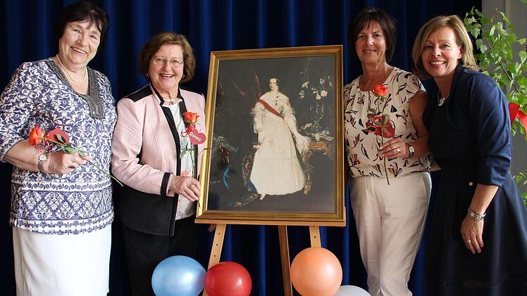 Sie leiteten die Marienschule in den vergangenen 50 Jahren (von links): Ilka Scheffer, Brunhilde Schülke, Elke Scheler und Mona Schulze. Das Gemälde in der Mitte zeigt die Gründerin Herzogin Marie. Foto: Oliver Schmidt
