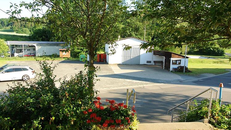 Noch ein Brennpunkt bei der Dorfentwicklung für Hohnhausen: Die Fläche vor dem Feuerwehrgerätehaus (rechts) und das Gerätehaus selbst. Wie wollen es die Hohnhäuser angehen? Auch das soll in der neuen Interessengemeinschaft ausbaldowert werden.