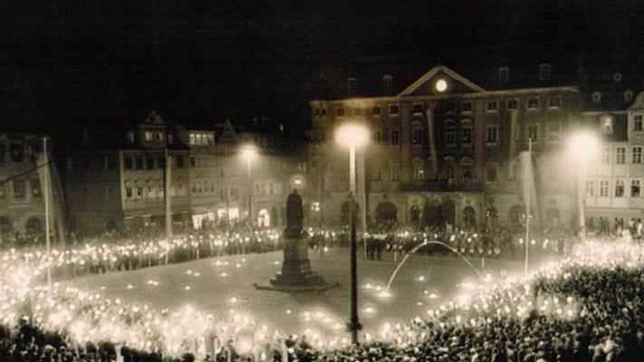 Mahnstunde mit Fackelzug auf dem Coburger Marktplatz in den 50er Jahren. Foto: privat