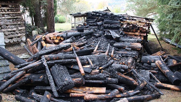 Verkohlte Reste eines Holzstapels markieren die Stelle des erneuten Brands in Autenhausen. Die Ermittler gehen davon aus, dass der Brand Teil einer Serie von Brandstiftungen ist.Michael Stelzner