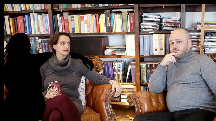Die Eheleute Katrin und Bruno Wissenz leben polyamor. Eine weitere Frau würde das Liebesglück ihrer Beziehung perfekt machen.Barbara Herbst; Montage: Carolin Höfler