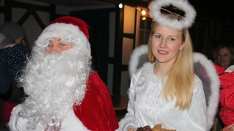 Der Nikolaus (Wolfgang Gehringer) wird heuer wieder bei "Uetzing punscht" dabei sein. Das Christkind (Christina Gründel) kommt zwar nicht persönlich, wie im vergangenen Jahr, es wird sich im Himmel aber für die Wünsche der Kinder einsetzen.  Foto: Matthias Einwag
