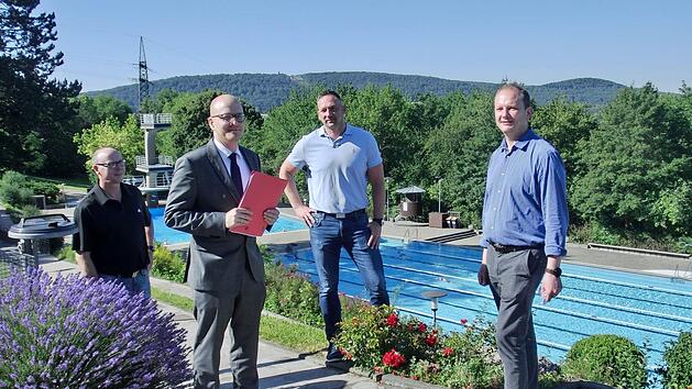 Wie der Badebetrieb in Corona-Zeiten abl&auml;uft, besprechen Bademeister Roland B&uuml;hner (von links), OB Dirk Vogel, Maik Schmeller, zust&auml;ndig f&uuml;r die st&auml;dtischen Liegenschaften, und  Mario Selzer aus dem Rathaus. Foto: Peter Rauch
