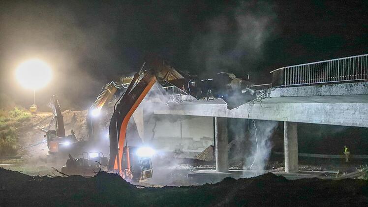 Die am Wochenende abgerissenen Brücken über die A3 werden bald wieder ersetzt.  Foto: Barbara Herbst