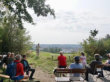 Sonja Koenigk, die Sprecherin der Höchstadter Grünen, begrüßt ihre Mitstreiter und interessierte Anwohner an einem Feld, das schon bald einem Wohngebiet weichen könnte.  Foto: Tina Meier