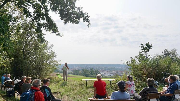 Sonja Koenigk, die Sprecherin der Höchstadter Grünen, begrüßt ihre Mitstreiter und interessierte Anwohner an einem Feld, das schon bald einem Wohngebiet weichen könnte.  Foto: Tina Meier