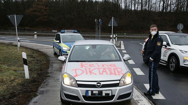 Mit Aufschriften wie dieser auf Autos und Plakaten in den Scheiben machten in Unterfranken Gegner von Corona-Maßnahmen im Januar bei einer Blockade auf der A 7  auf sich aufmerksam. Foto: Archiv/Steffen Standke